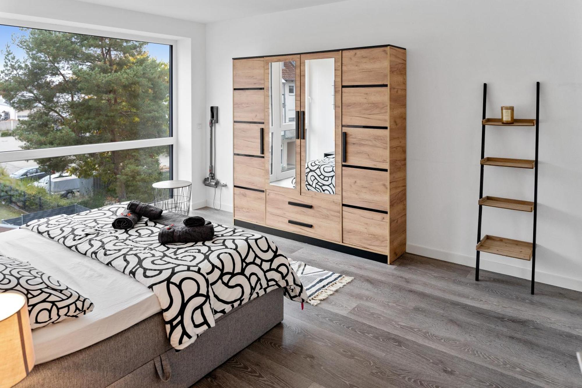 Modern Style Business Suite - Office - Kitchen - Balcony Херцогенаурах Экстерьер фото